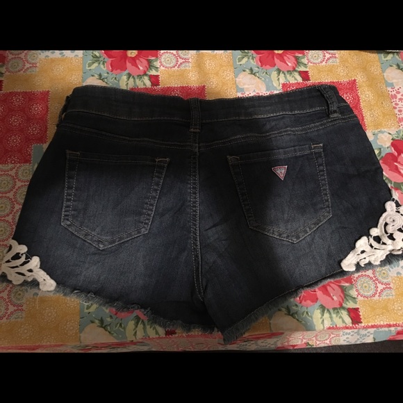 Guess lace jean shorts size 28 - Picture 3 of 3